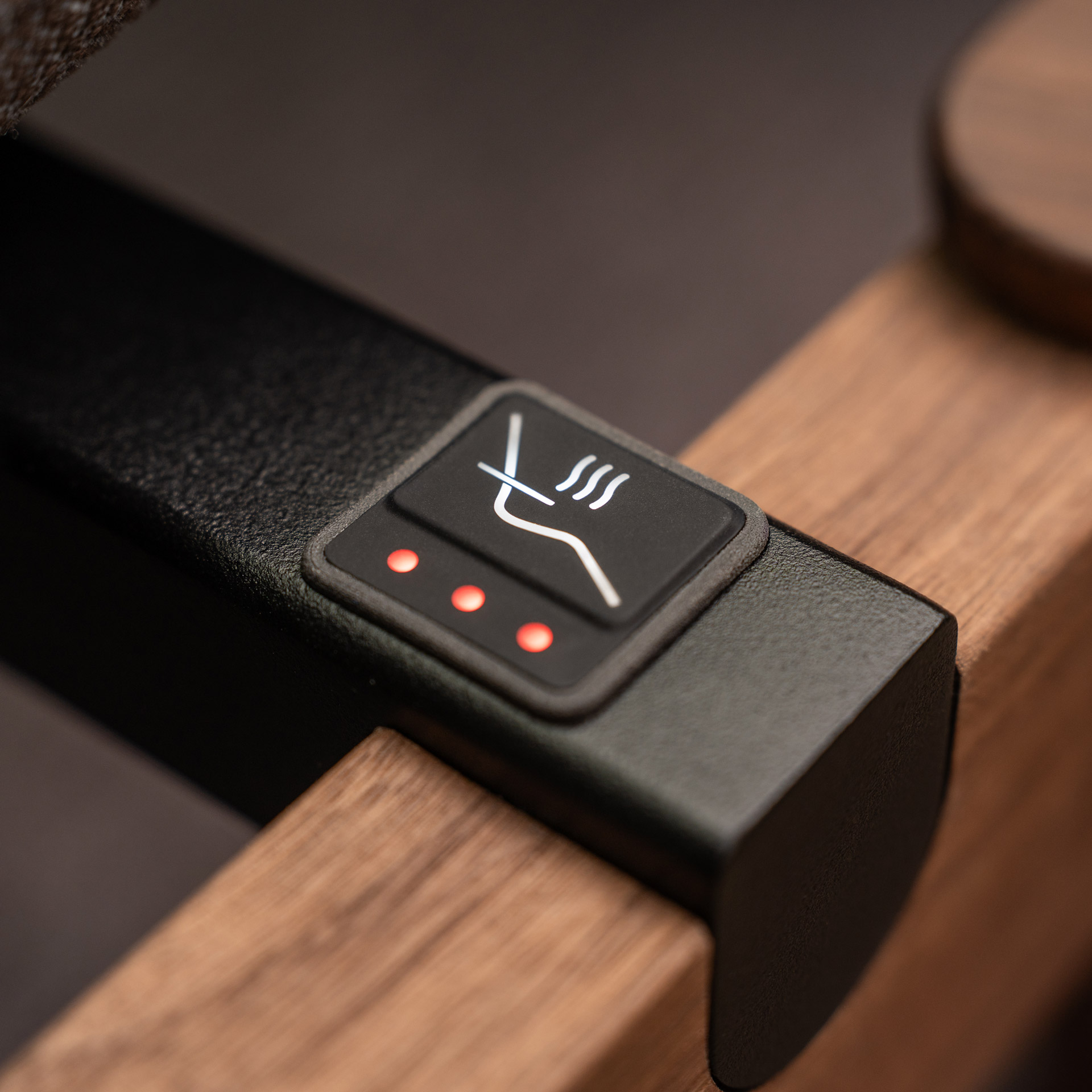 Wellnessliege SOMRA (beheizt) Nussbaum – Design by Sebastian Herkner