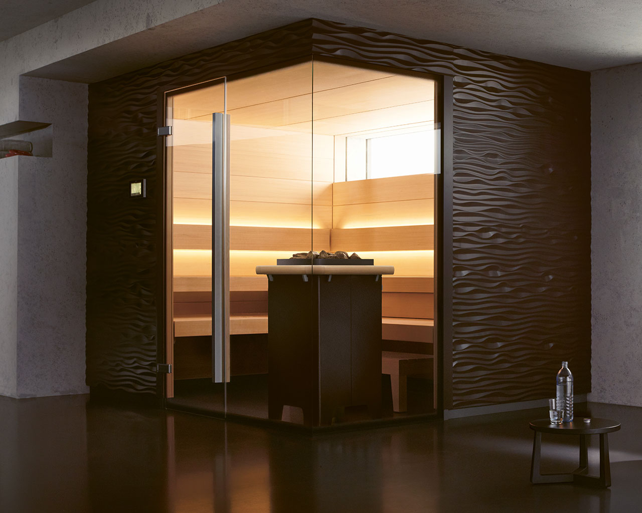 Luxuriöse Sauna mit Glaswand und Holzbänken leuchtet warm in modernem, dunklem Raum.