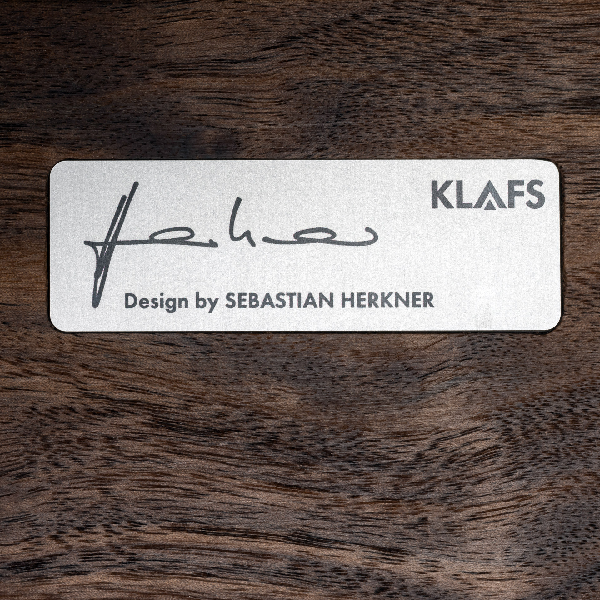 Wellnessliege SOMRA (beheizt) Nussbaum – Design by Sebastian Herkner